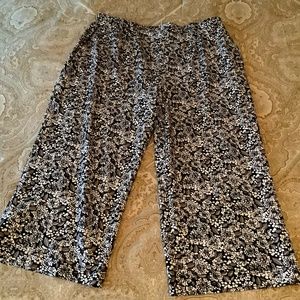 Lands end black floral sport knit cropped pants large